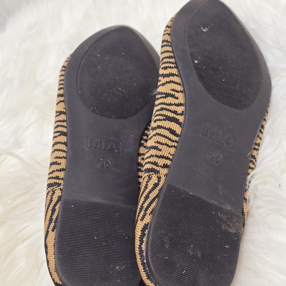MIA Women's Tan and Black Flats🌴✌️ - Picture 3 of 6